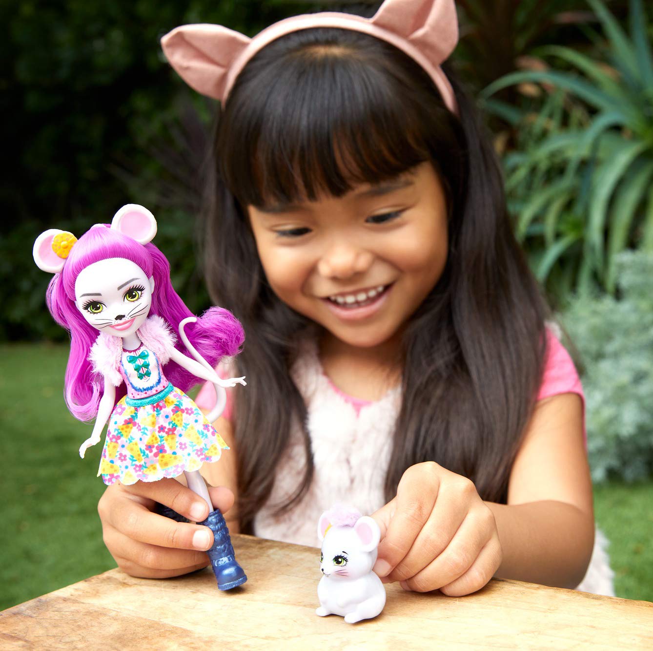 Enchantimals Mini-poupée Mayla Souris et figurine animale Fondue aux longs cheveux violets bouclés, jupe amovible et faux col, jouet pour enfant, FXM76